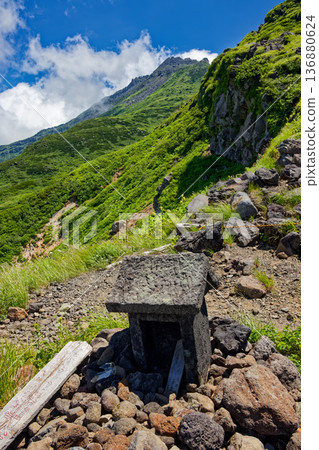 鳥海山、千社谷路口的神社與神山之巔 136880624