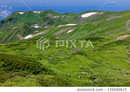 從鳥海山外緣攀登，可以看到通往美濱和日本海的山脊線。 136880625