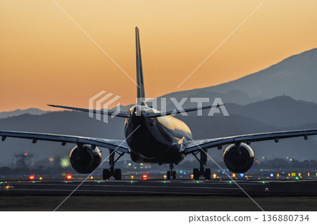 黃昏時的仙台機場:夕陽西下,飛機起飛,宮城縣名取市 黃昏時的仙台機場:夕陽西下,飛機起飛,宮城縣名取市 136880734
