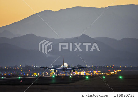 黃昏時的仙台機場：夕陽西下，飛機起飛，宮城縣名取市 136880735