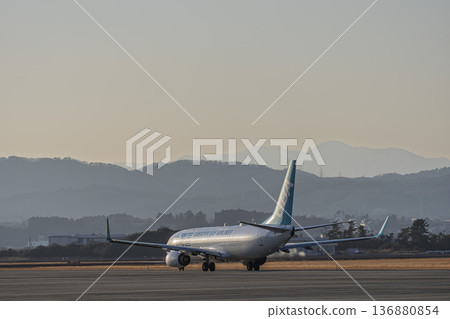 黃昏時分的仙台機場，飛機滑行，宮城縣名取市 136880854