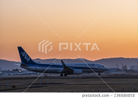 黃昏時分的仙台機場，飛機滑行，宮城縣名取市 136880858