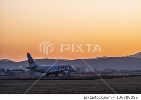 黃昏時分的仙台機場,飛機滑行,宮城縣名取市 黃昏時分的仙台機場,飛機滑行,宮城縣名取市 136880859