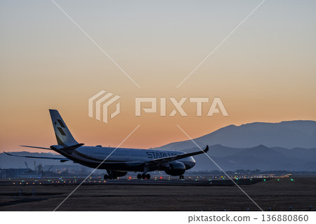 黃昏時分的仙台機場,飛機滑行,宮城縣名取市 黃昏時分的仙台機場,飛機滑行,宮城縣名取市 136880860