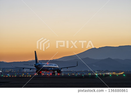 黃昏時分的仙台機場,飛機滑行,宮城縣名取市 黃昏時分的仙台機場,飛機滑行,宮城縣名取市 136880861