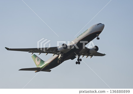 黃昏時分的仙台機場,飛機起飛,宮城縣名取市 黃昏時分的仙台機場,飛機起飛,宮城縣名取市 136880899