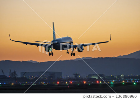 黃昏時分的仙台機場，飛機降落，宮城縣名取市 136880960