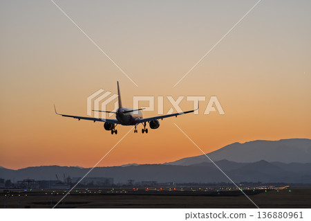 黃昏時分的仙台機場，飛機降落，宮城縣名取市 136880961