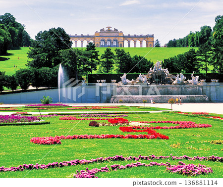 Spectacular view of Schönbrunn Palace in Vienna Spectacular view of Schönbrunn Palace in Vienna 136881114