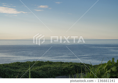 新潟:從高處眺望柏崎雷成海岸和佐渡島 新潟:從高處眺望柏崎雷成海岸和佐渡島 136881141