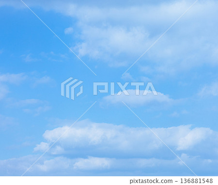 一幅簡單的風景畫,淺藍色的天空,白色的雲朵。 一幅簡單的風景畫,淺藍色的天空,白色的雲朵。 136881548
