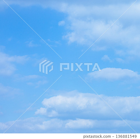 一幅簡單的風景畫，淺藍色的天空，白色的雲朵。 136881549