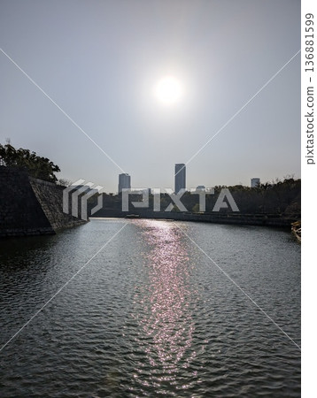 陽光反射在護城河中 136881599