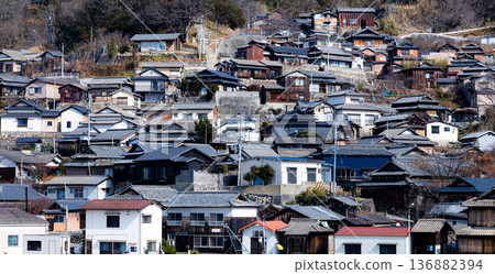 這是香川縣小木島山坡上建造的房屋景色,小木島是瀨戶內海的一個島嶼。 這是香川縣小木島山坡上建造的房屋景色,小木島是瀨戶內海的一個島嶼。 136882394