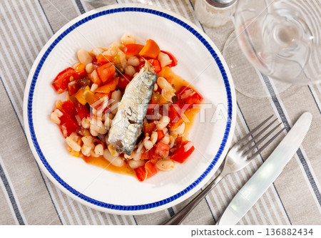 Salad with sardines, beans and pim tom Salad with sardines, beans and pim tom 136882434