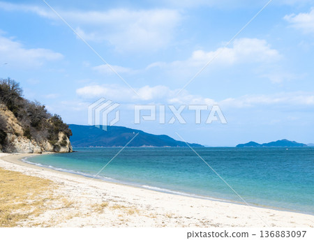 瀨戶內海中漂浮著香川縣小木島上美麗而荒涼的海灘 136883097