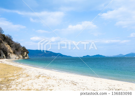 A beautiful, deserted beach on Ogijima Island in Kagawa Prefecture, floating in the Seto Inland Sea 136883098