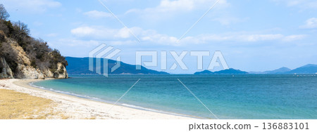 瀨戶內海中漂浮著香川縣小木島上美麗而荒涼的海灘 瀨戶內海中漂浮著香川縣小木島上美麗而荒涼的海灘 136883101