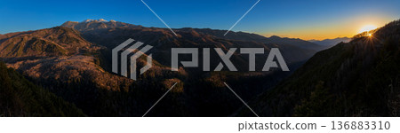 夕陽下的御嶽山，以及岐阜縣下呂市小坂町禦岳全景線上的日本最大熔岩流。 136883310