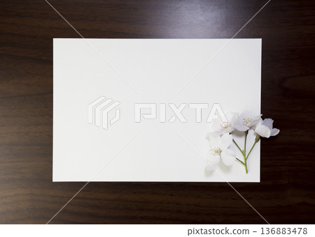 櫻花和一張白色留言卡 櫻花和一張白色留言卡 136883478