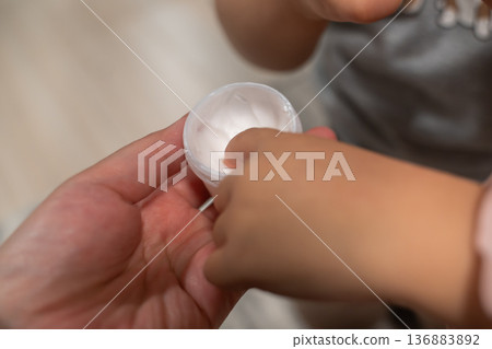 雙手塗抹藥膏 雙手塗抹藥膏 136883892