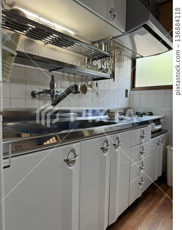 明亮潔淨的白色廚房套裝 明亮潔淨的白色廚房套裝 136884118