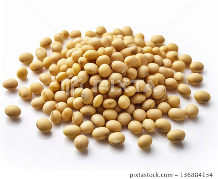 白色背景上的大豆。乾豆原料的特寫。 136884134