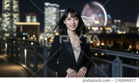 一位身穿夾克的女子麵帶微笑，背景是橫濱港未來區的夜景。 136884657