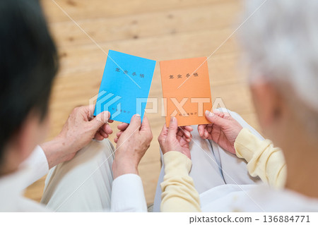 持有退休金簿的老年夫婦 136884771