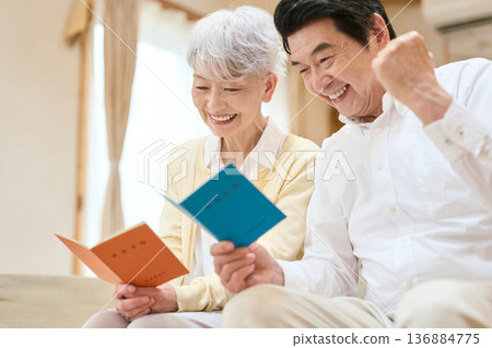 一對老年夫婦很高興看到他們的退休金手冊。 136884775