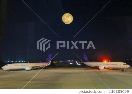 茨城機場，月亮升起 136885099