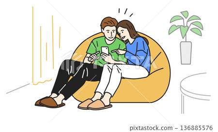 一對夫婦正在操作智慧型手機 136885576