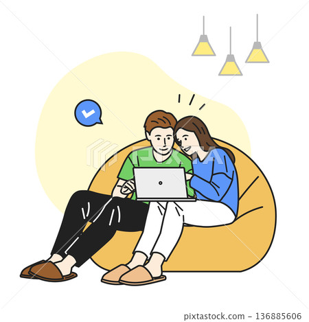 一對夫婦正在電腦上輸入資訊或申請。 136885606