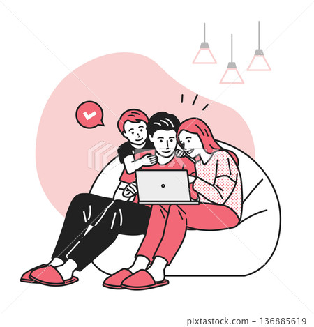 一家人在電腦上輸入資料或申請。 136885619