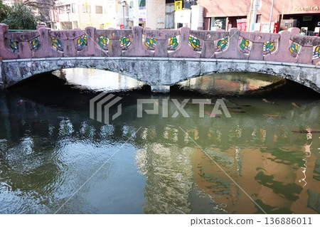 高崎城遺址護城河上的柳橋(群馬縣高崎市高松町) 高崎城遺址護城河上的柳橋(群馬縣高崎市高松町) 136886011