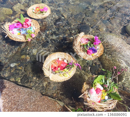 長尾娃娃從孩子手中滑落，順流而下 136886091