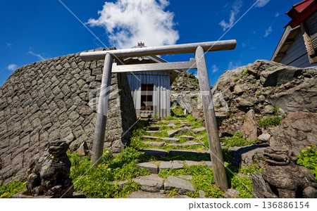 鳥海山、大物君神社的鳥居與新山 136886154