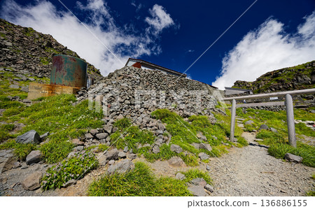 鳥海山、大物君神社的鳥居與新山 136886155