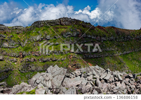 從神山頂眺望鳥海山外緣的嶙峋峭壁。 136886158