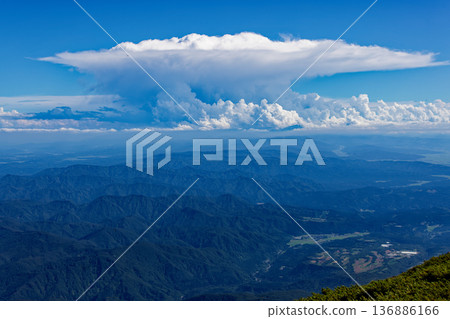從鳥海岳和神山嶽山頂眺望，可以看到積雨雲和月山方向的山脈。 136886166