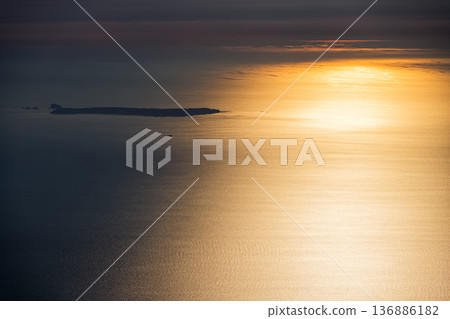 從鳥海山眺望，夕陽西下，日本海和飛島在陽光下閃閃發光。 136886182