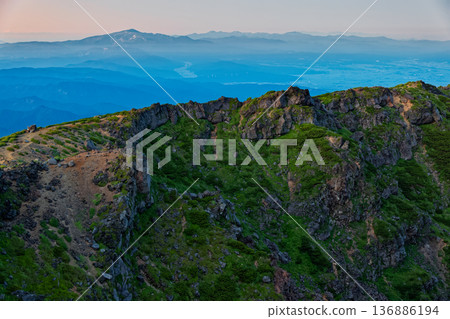 從鳥海山和七大山眺望黎明時的月山和旭山脈 從鳥海山和七大山眺望黎明時的月山和旭山脈 136886194