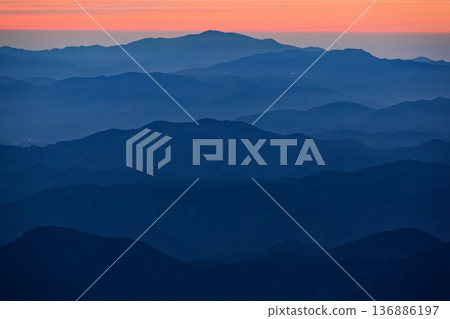 從鳥海山和七大山眺望黎明時的山 136886197