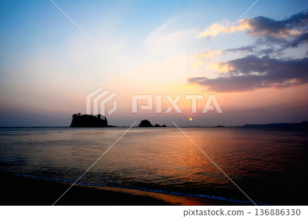 Sunrise in Kozaura [Kushimoto Town, Wakayama Prefecture] 136886330