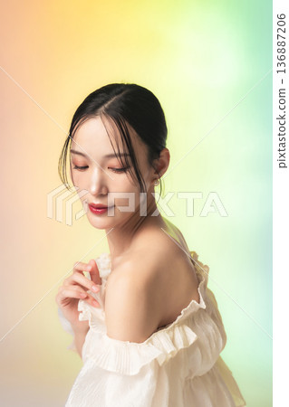時尚女性的美容與護膚形象 136887206
