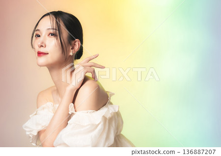 時尚女性的美容與護膚形象 136887207