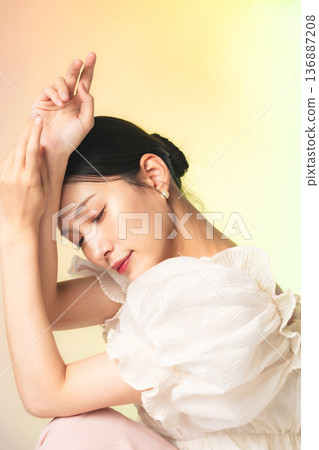 時尚女性的美容與護膚形象 136887208
