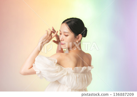 時尚女性的美容與護膚形象 136887209