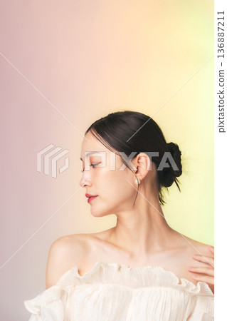 時尚女性的美容與護膚形象 136887211