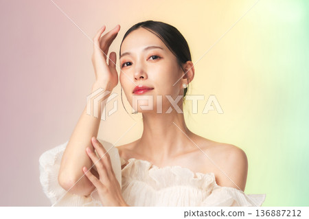 時尚女性的美容與護膚形象 136887212